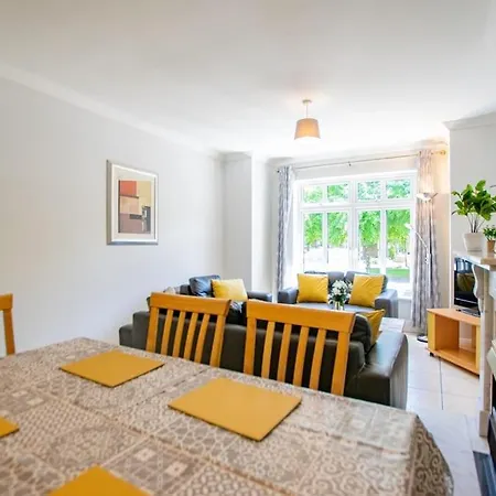 度假居 68 - Large Townhouse With Parking By Shortstays