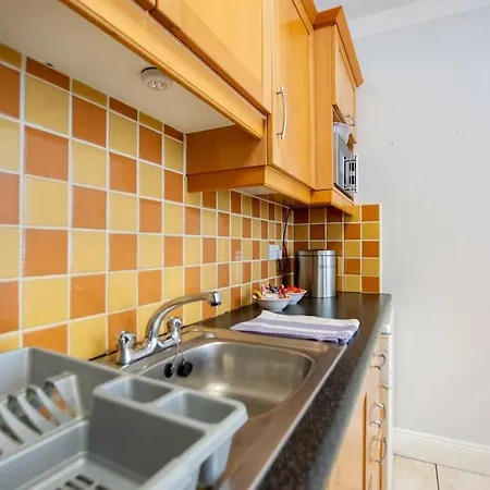 68 - Large Townhouse With Parking By Shortstays Holiday home *