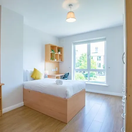 68 - Large Townhouse With Parking By Shortstays Holiday home