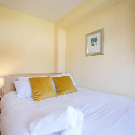 Holiday home 68 - Large Townhouse With Parking By Shortstays *