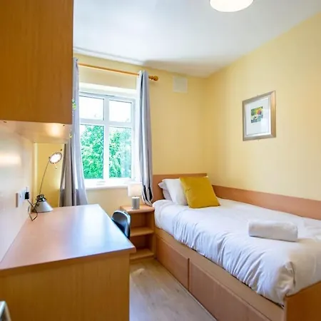 68 - Large Townhouse With Parking By Shortstays 戈尔韦