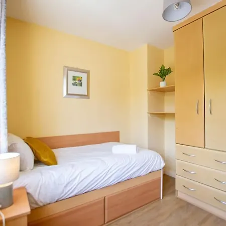 度假居 68 - Large Townhouse With Parking By Shortstays *