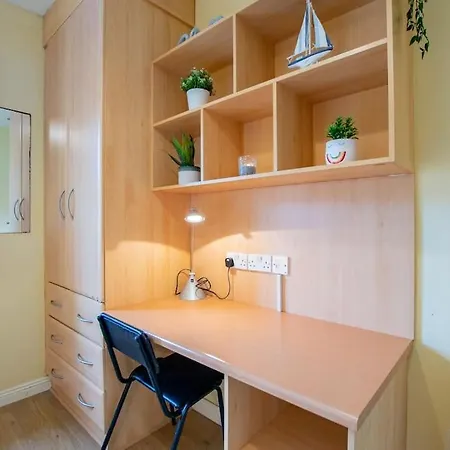 68 - Large Townhouse With Parking By Shortstays