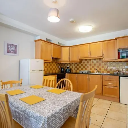 68 - Large Townhouse With Parking By Shortstays Holiday home Galway