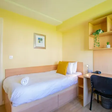 68 - Large Townhouse With Parking By Shortstays *