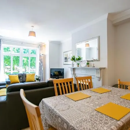 68 - Large Townhouse With Parking By Shortstays