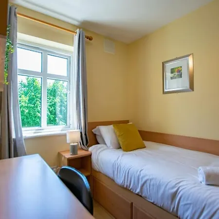 度假居 68 - Large Townhouse With Parking By Shortstays 戈尔韦