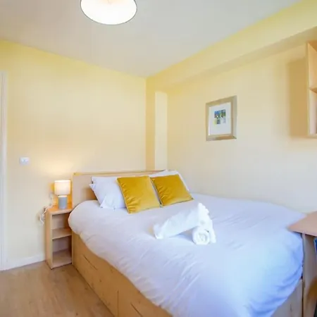 68 - Large Townhouse With Parking By Shortstays * Galway