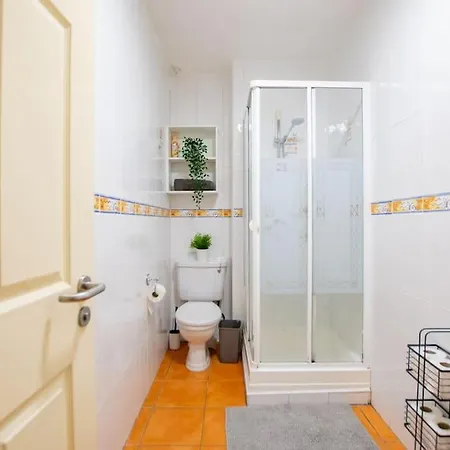 68 - Large Townhouse With Parking By Shortstays Holiday home Galway