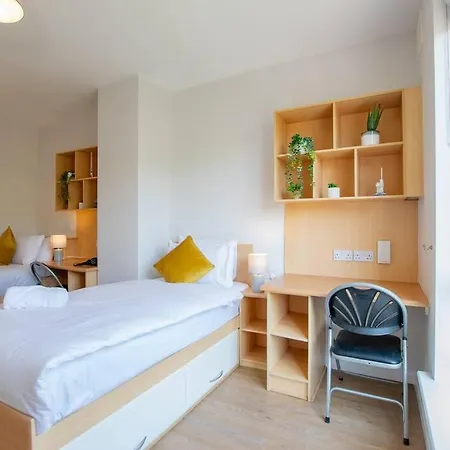 68 - Large Townhouse With Parking By Shortstays