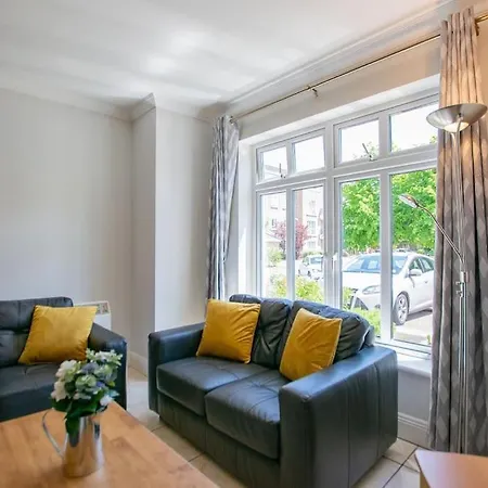 度假居 68 - Large Townhouse With Parking By Shortstays 戈尔韦