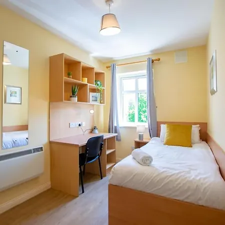 68 - Large Townhouse With Parking By Shortstays * Galway