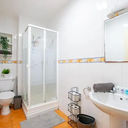68 - Large Townhouse With Parking By Shortstays Galway
