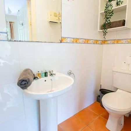 68 - Large Townhouse With Parking By Shortstays Galway