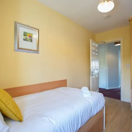68 - Large Townhouse With Parking By Shortstays *